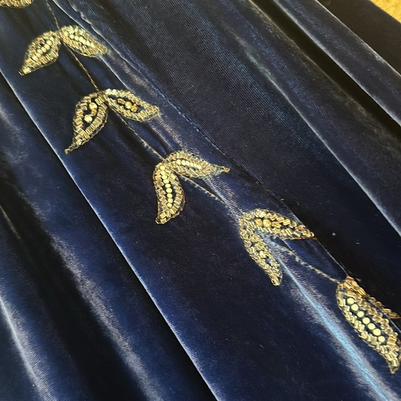 Hand sewn hand beaded vintage velvet silk dress - Picture 7 of 8